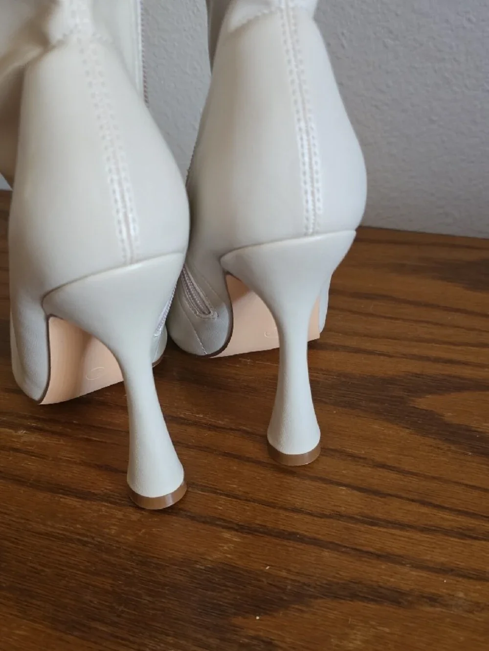 Wild Diva White Over-the-Knee High Heel Boots Size 5 1/2 Tote II